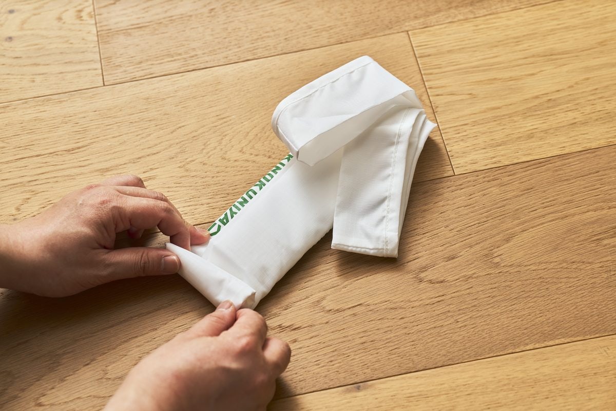 下からくるくると巻いていきます。取手部分を内側に折り返してから巻く方が、仕上がりがキレイに