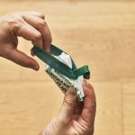 巻き終えたら、緑色のゴムで本体をクルッと丸めれば完成