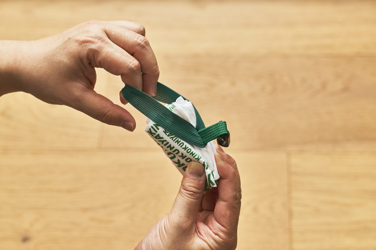 巻き終えたら、緑色のゴムで本体をクルッと丸めれば完成