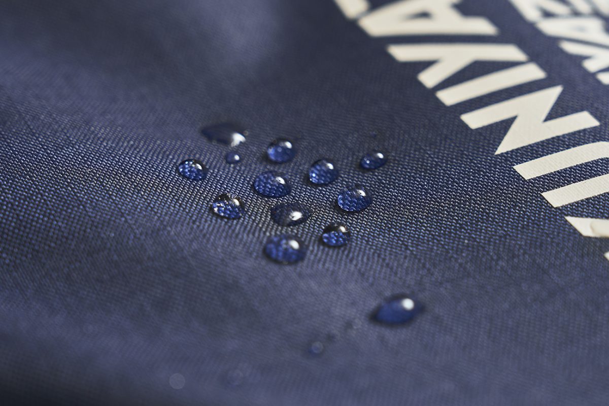 本体には、はっ水加工が施されたリップストップ生地