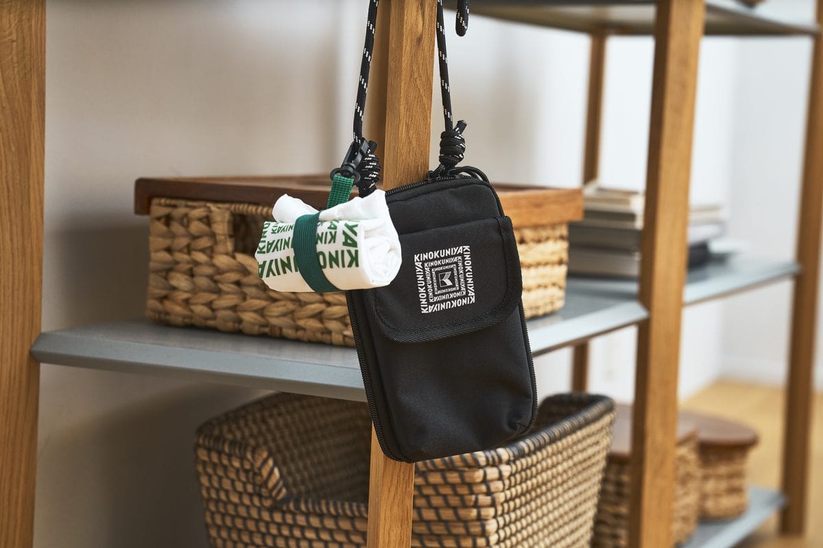 MonoMax5月号増刊限定付録
紀ノ国屋 お財布ショルダーバッグ&エコバッグ2点セット
【サイズ(約)】お財布ショルダーバッグ:高さ18×幅11×マチ3.5cm、ショルダーストラップの長さ110cm(最長)、エコバッグ:高さ32×幅20.5×マチ12.5cm(持ち手含まず)