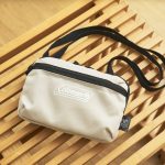 smart６月号 特別付録 コールマン 「背面メッシュ＆キーフック付きショルダーバッグ」 サイズ：H14×W20.5×D2.5cmショルダー最長：133cm