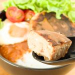 ちなみに「オリジナル」は肉汁をほとんど感じず、どっしりしたハンバーグです