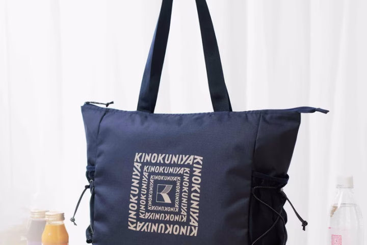 【予約殺到】紀ノ国屋コラボでは異例のアウトドアテイスト!「水に強い万能トート」はMonoMax5月号の付録で手に入る