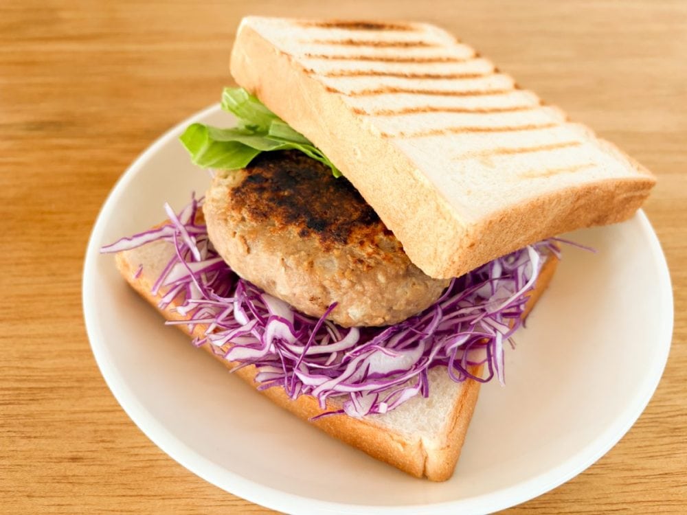「ポテトイン」のハンバーグサンドは、ポテトサラダサンドにハンバーグがプラスされた感じ