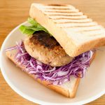 「ポテトイン」のハンバーグサンドは、ポテトサラダサンドにハンバーグがプラスされた感じ