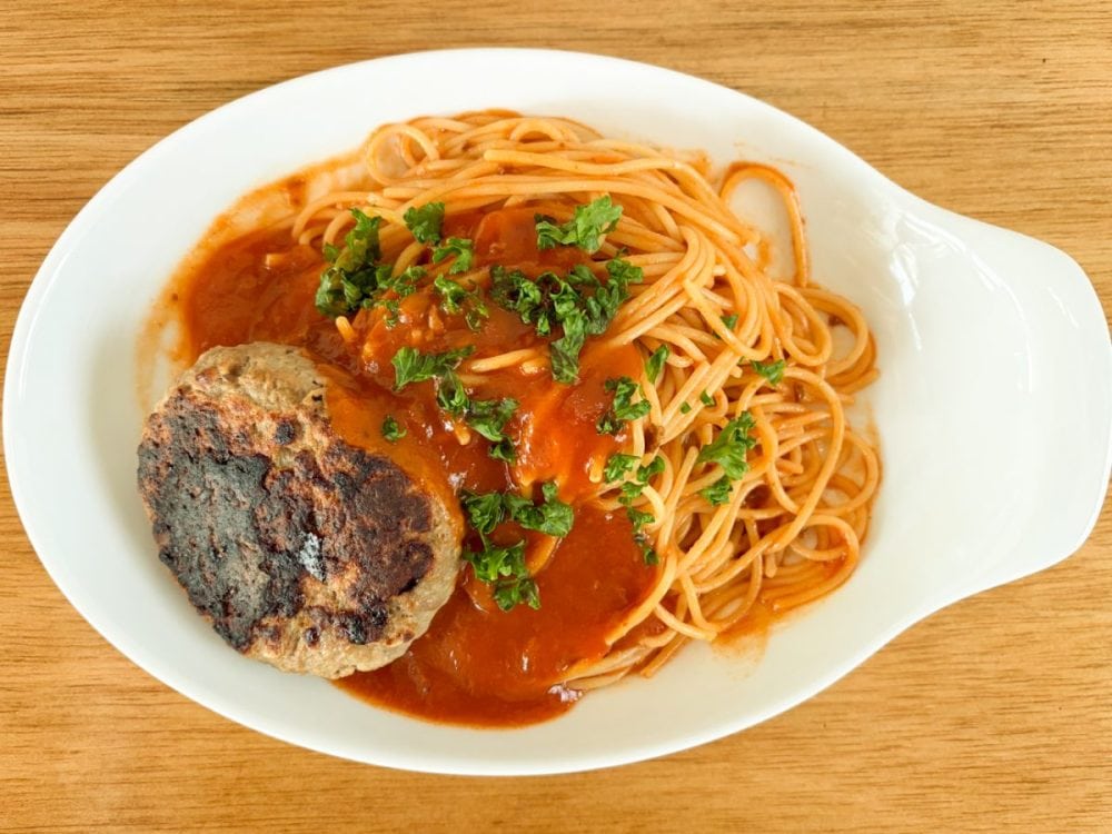 濃厚チーズソースを活かすには、トマトソース味のハンバーグパスタなんかいいんじゃないでしょうか!