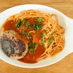 濃厚チーズソースを活かすには、トマトソース味のハンバーグパスタなんかいいんじゃないでしょうか！