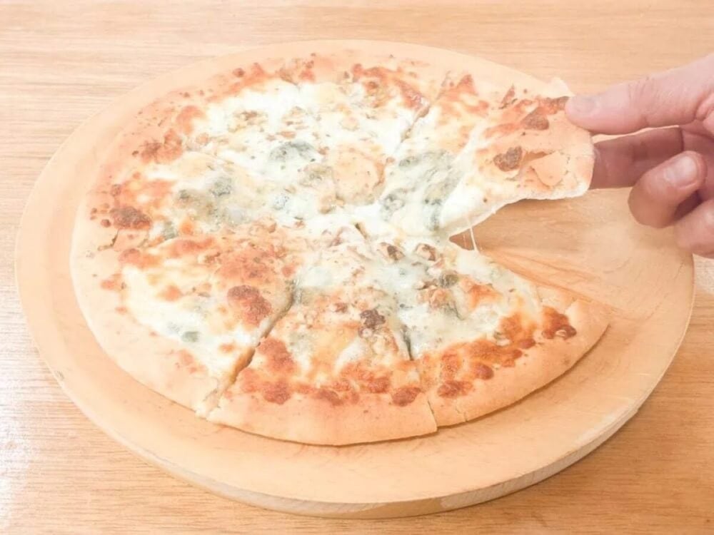 第2位　【業務スーパー】価格バグすぎて震える。イタリア直輸入「386円の冷凍ピザ」の実力が凄まじかった……3種食べ比べ