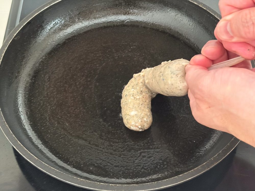 生フランクシリーズは販売時、カチコチに凍っていますが、それをしっかりと解凍し、腸から出して調理する方法もあります