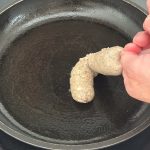 生フランクシリーズは販売時、カチコチに凍っていますが、それをしっかりと解凍し、腸から出して調理する方法もあります