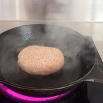 3種類に共通しているのが、すべて国内製造品ということと、未加熱品つまり「生ハンバーグ」であるということ