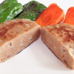 焼き上がった「オリジナル」はパッケージ記載の「ギュッと詰まった肉の旨み！」というキャッチフレーズ通り、肉肉しいハンバー