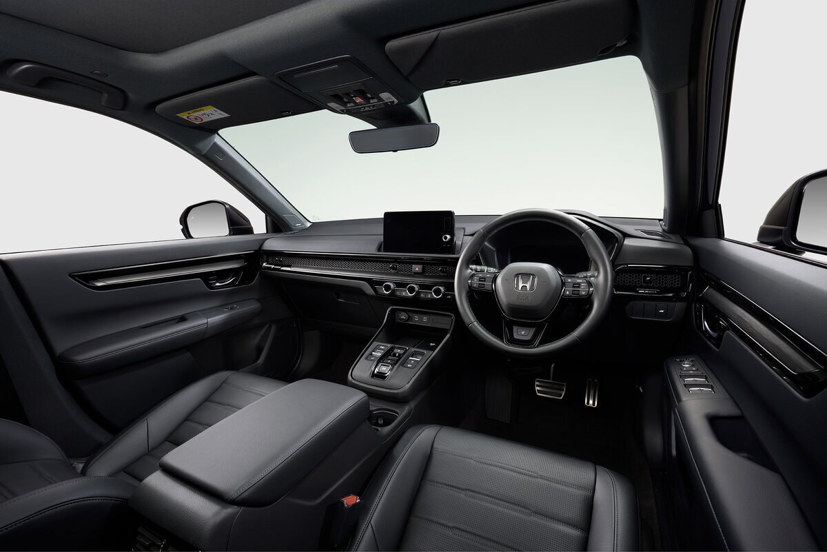 「e：HEV RSブラックエディション」はヘッドアップディスプレー、電動パノラミックサンルーフ、運転席＆助手席シートベンチレーションを装備