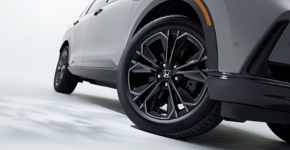 「e：HEV RSブラックエディション」は内外装を精悍なブラックで統一。ノイズリデューシング・アルミホイールとなる