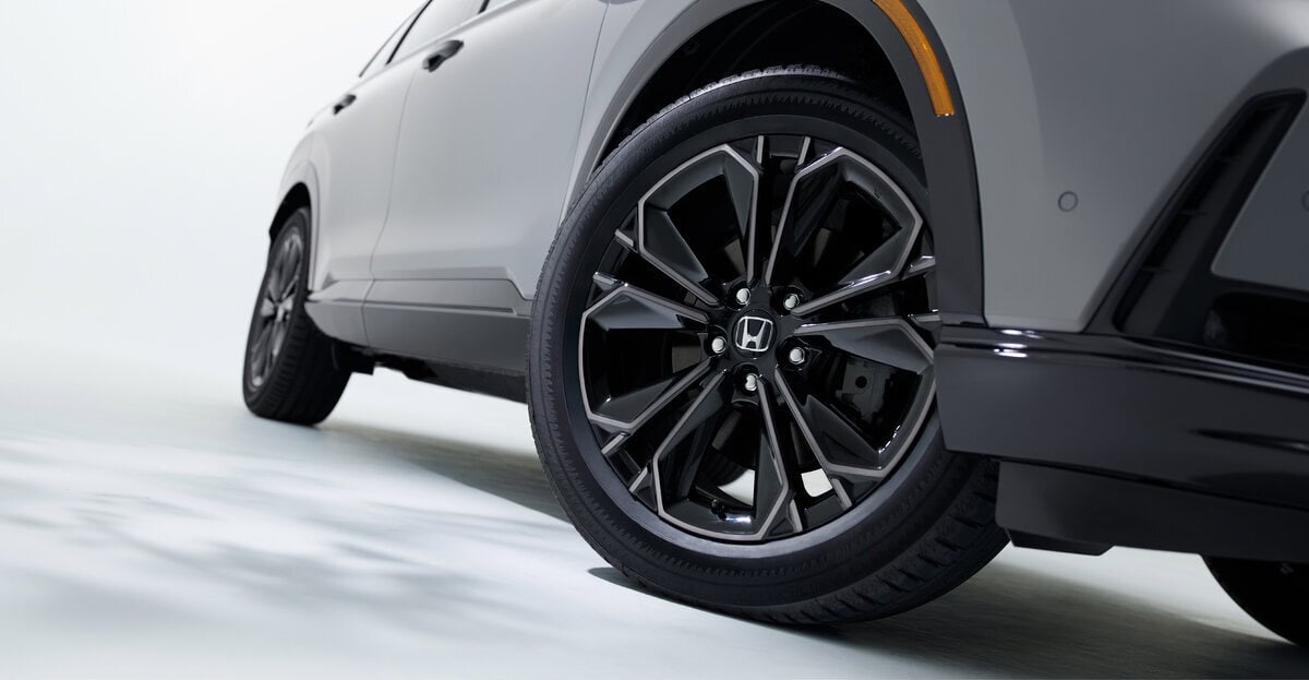 「e：HEV RSブラックエディション」は内外装を精悍なブラックで統一。ノイズリデューシング・アルミホイールとなる