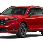 ブレイジングレッド・パールなど全5色を設定。写真は「e：HEV RS」でFFと4WDを用意する