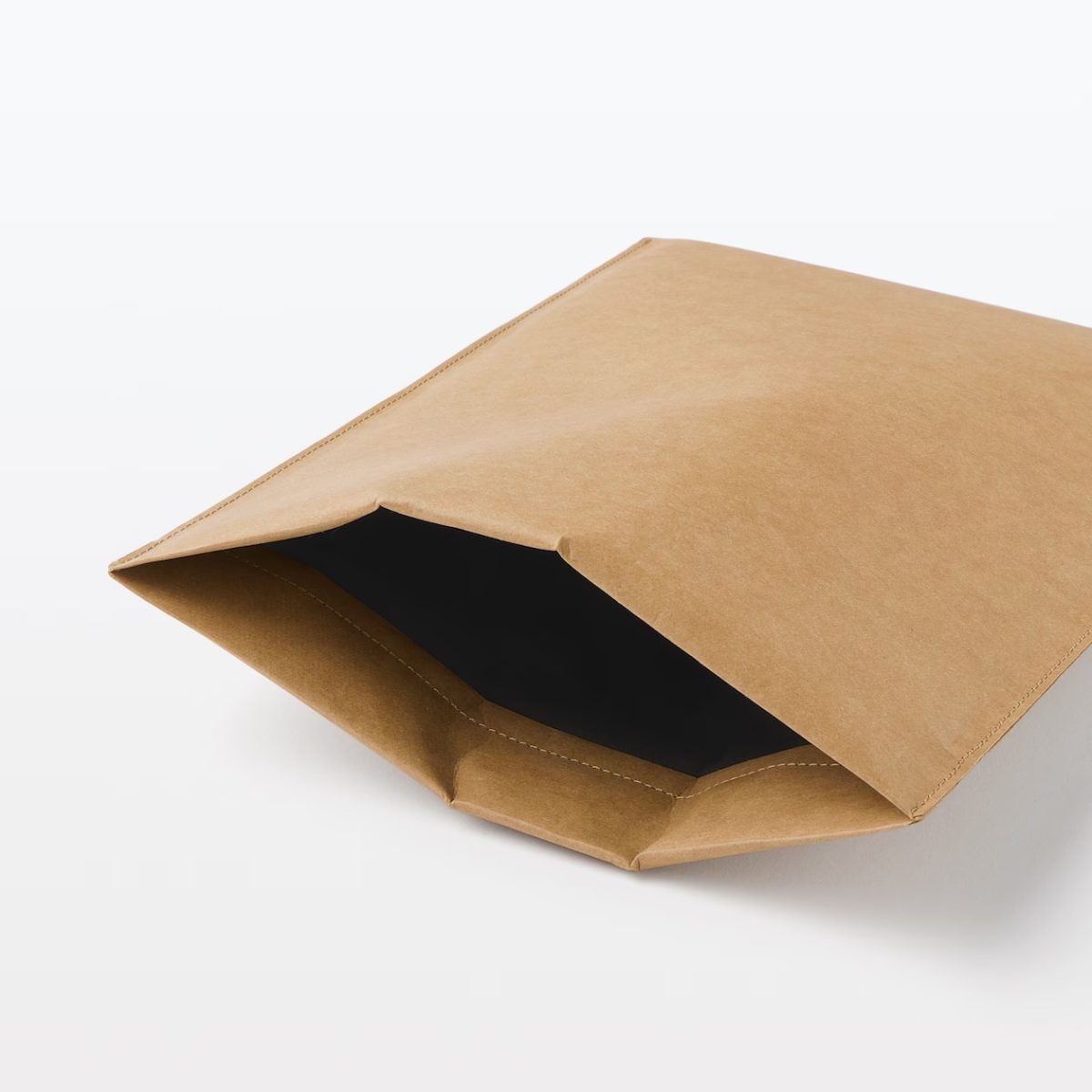 収納口はマグネット式なので安心。中にはクッション材も装備しているので、見た目以上に高機能