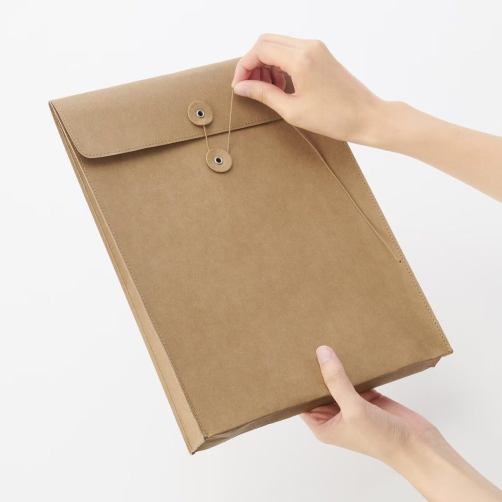 フラップを紐でしっかり留められるので、中身が飛び出さず、大切な書類や資料を収納しても安心感がある
