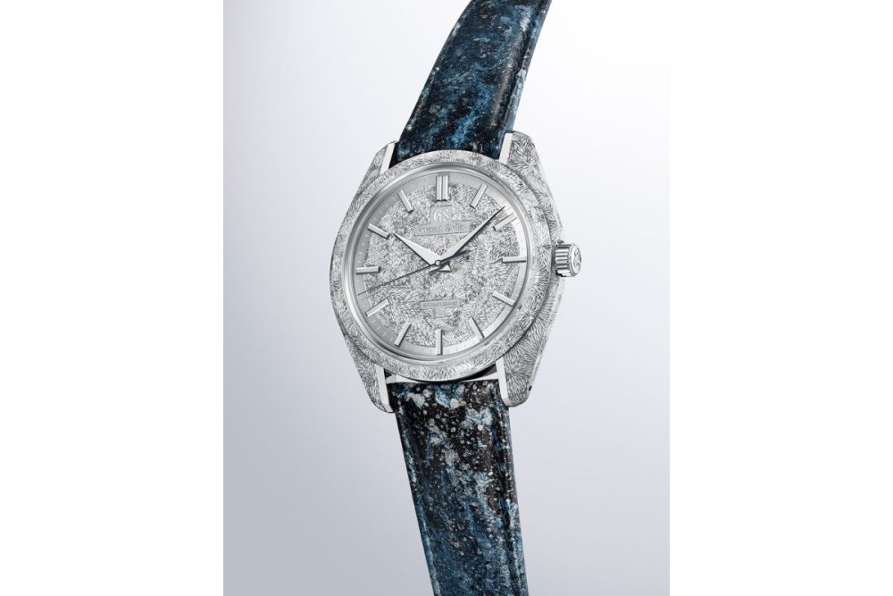 京都レザーによるストラップには、躍動感のある水の流れと岩にはじける水しぶきの輝きを、手加工の箔押しで表現