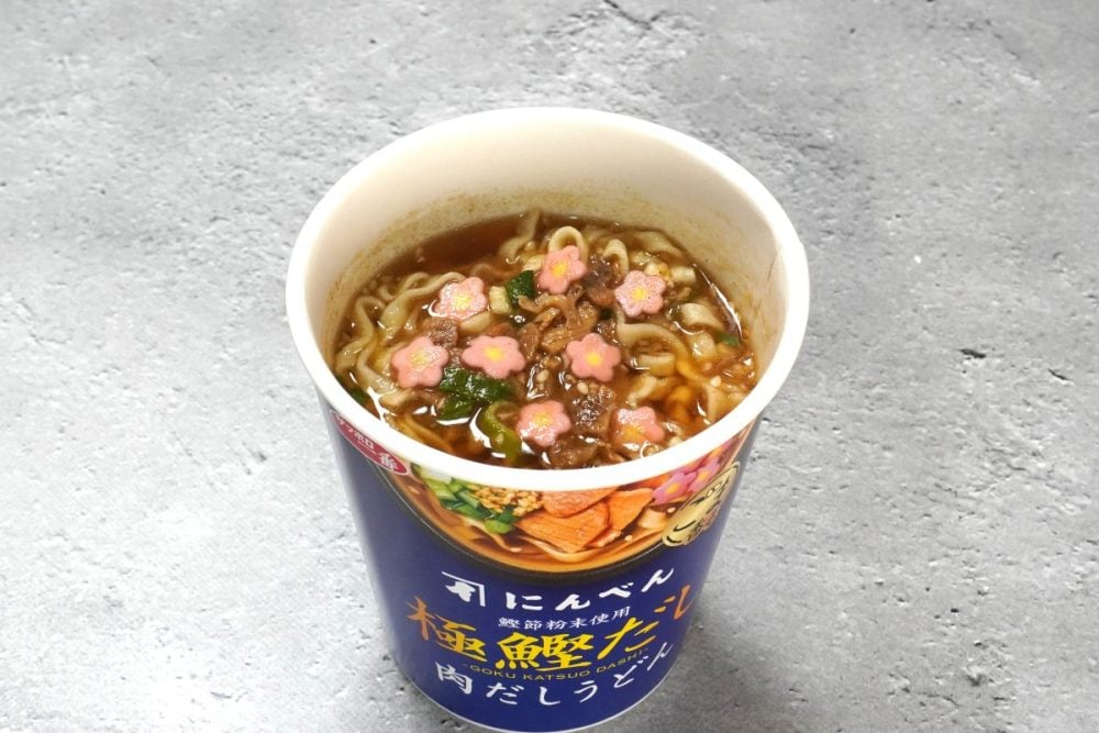 サンヨー食品 サッポロ一番 にんべん ごま香る極鰹だし 肉だしうどん ¥236(税別)