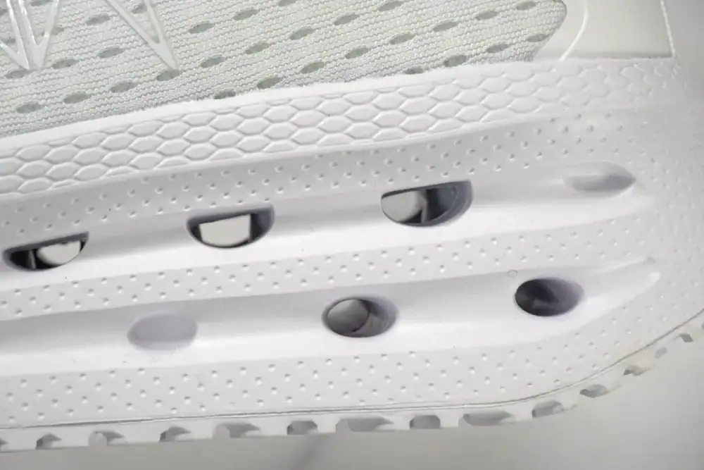 第1位　【ワークマン】3900円「疲れない＆蒸れない」神スニーカーが歩きやすすぎた！驚愕の6.5cm厚底を徹底レビュー