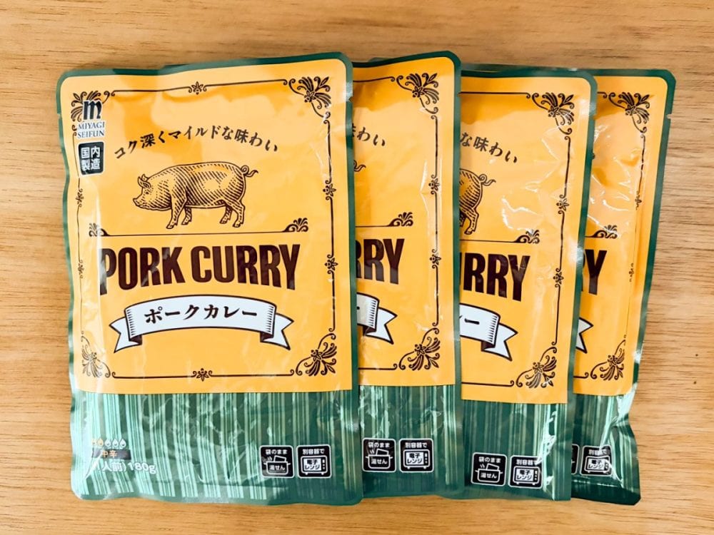 4食セットの税込購入価格が300円の「ポークカレー」は、1食あたり180g入りで75円