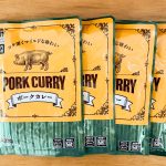 4食セットの税込購入価格が300円の「ポークカレー」は、1食あたり180g入りで75円