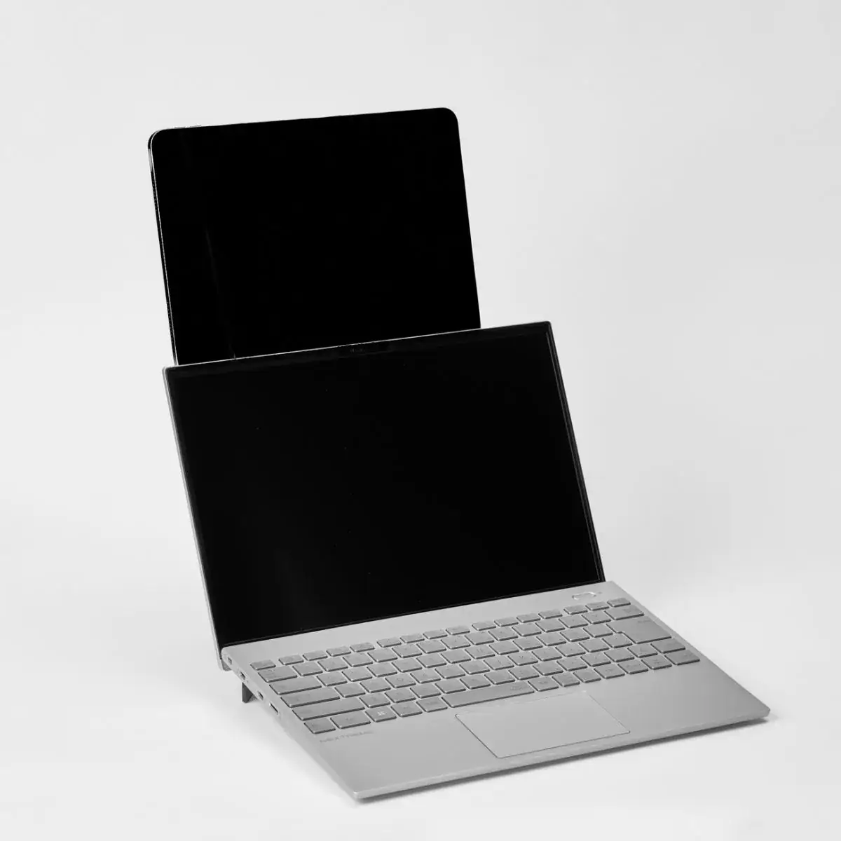 第3位 【出先の作業効率爆上げ】カフェでも“縦型デュアル”化がハンパない!さらに安く、軽量化したNECの「最強スタンド」を試してみた