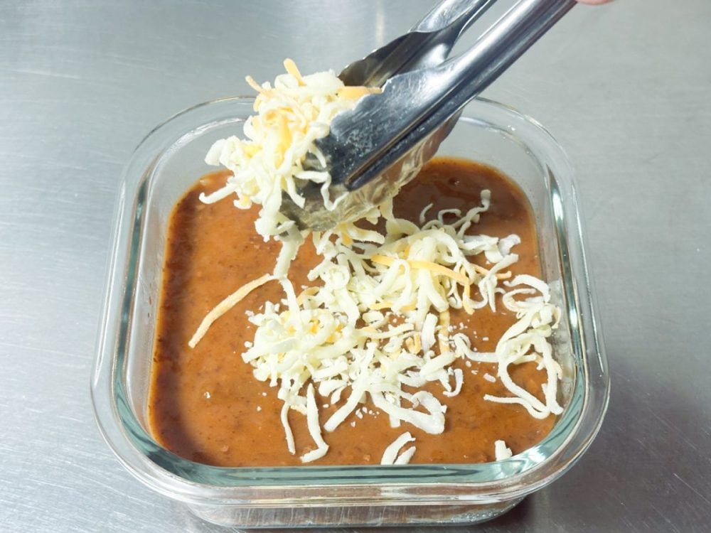 オーブントースターで加熱調理するので、容器は耐熱皿を使用し、ソースの上にチーズをトッピング