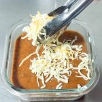 オーブントースターで加熱調理するので、容器は耐熱皿を使用し、ソースの上にチーズをトッピング