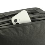 前面上部にメガネなどを収納できる「ユーティリティーポケット」を配置。内装にパイル生地を使用