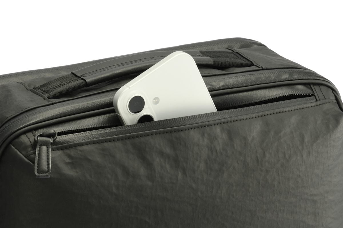 前面上部にメガネなどを収納できる「ユーティリティーポケット」を配置。内装にパイル生地を使用