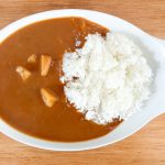 「野菜のカレー」のパッケージには「中辛」と記載されていますが、野菜や牛肉などの旨味が詰まったマイルドな口当たりの甘辛カレーです