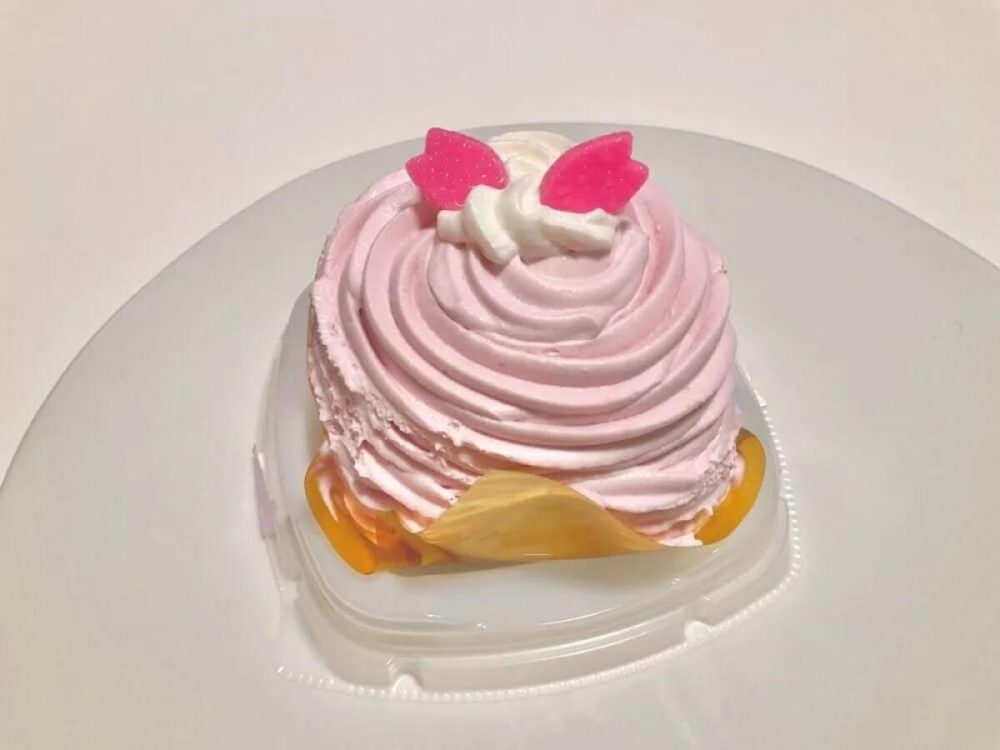 第3位　「一口目から完成度高っ！」セブン-イレブン春スイーツ“さくら＆いちご”を食べ比べ【1位はクリーム欲が完全成仏するケーキ】