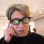 紙の資料を手に持たず、すごい演説をブチ撒けられるカンニング装置が自分のメガネに備わったら、どうなっちゃうと思います？