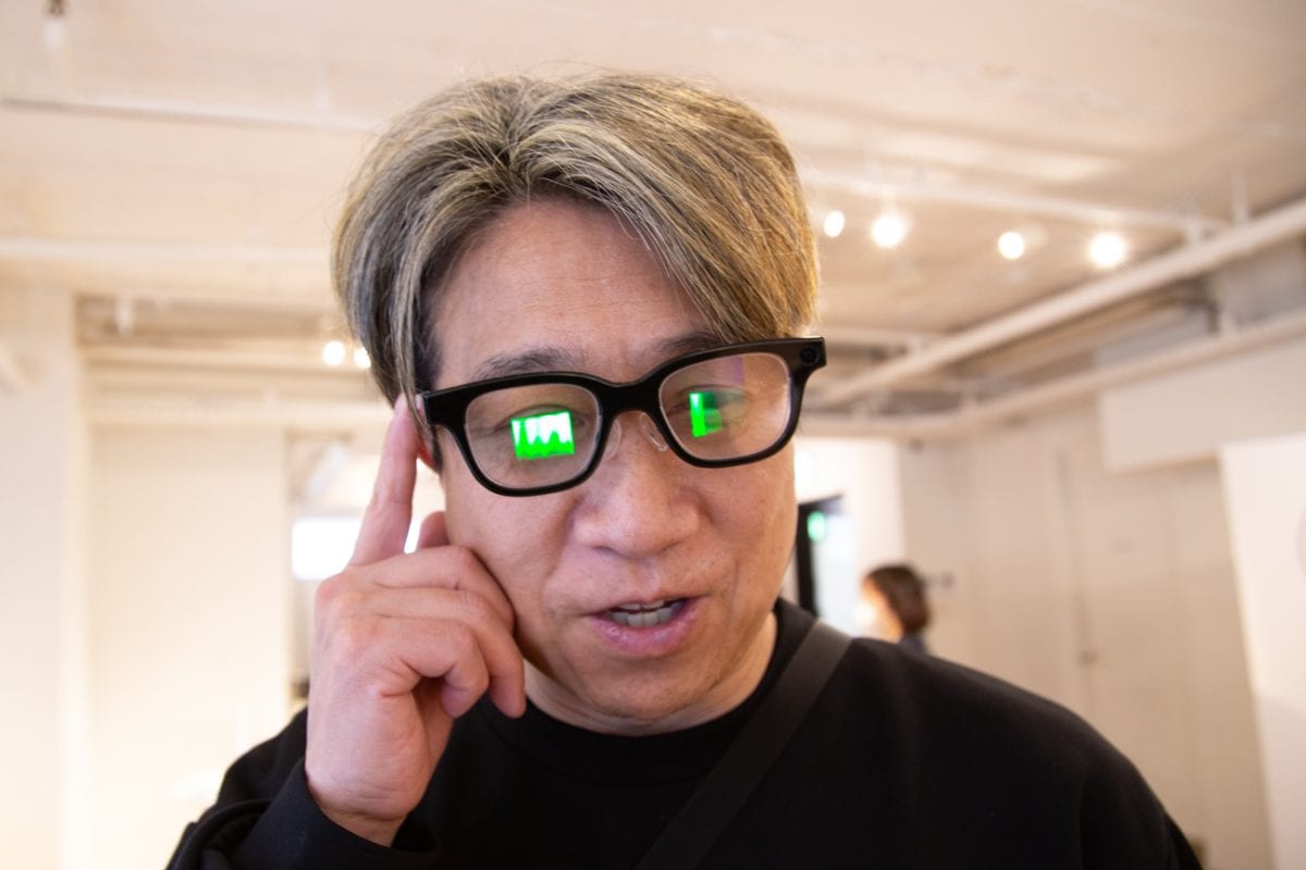 紙の資料を手に持たず、すごい演説をブチ撒けられるカンニング装置が自分のメガネに備わったら、どうなっちゃうと思います?