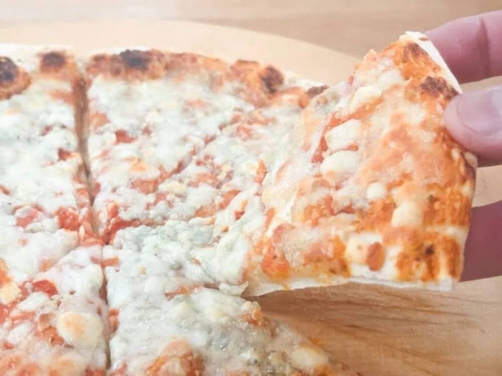 第2位　【業務スーパー】価格バグすぎて震える。イタリア直輸入「386円の冷凍ピザ」の実力が凄まじかった……3種食べ比べ