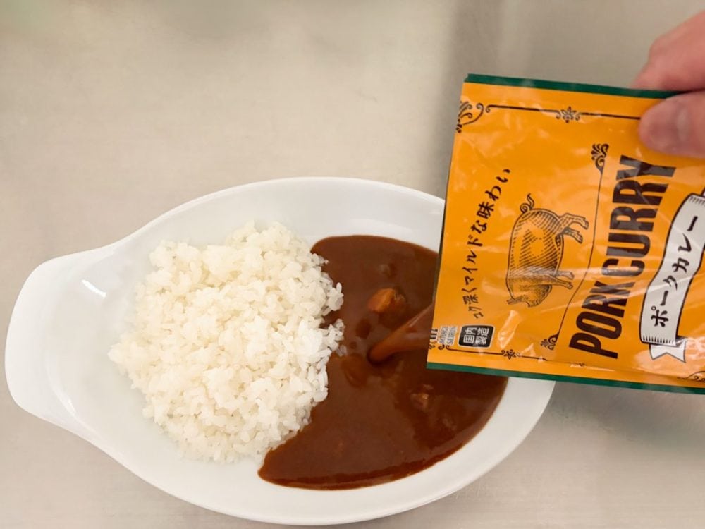 湯せんによりパッケージまで熱々なので、ヤケドに注意しながらライスにトッピング