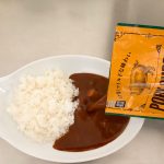 湯せんによりパッケージまで熱々なので、ヤケドに注意しながらライスにトッピング