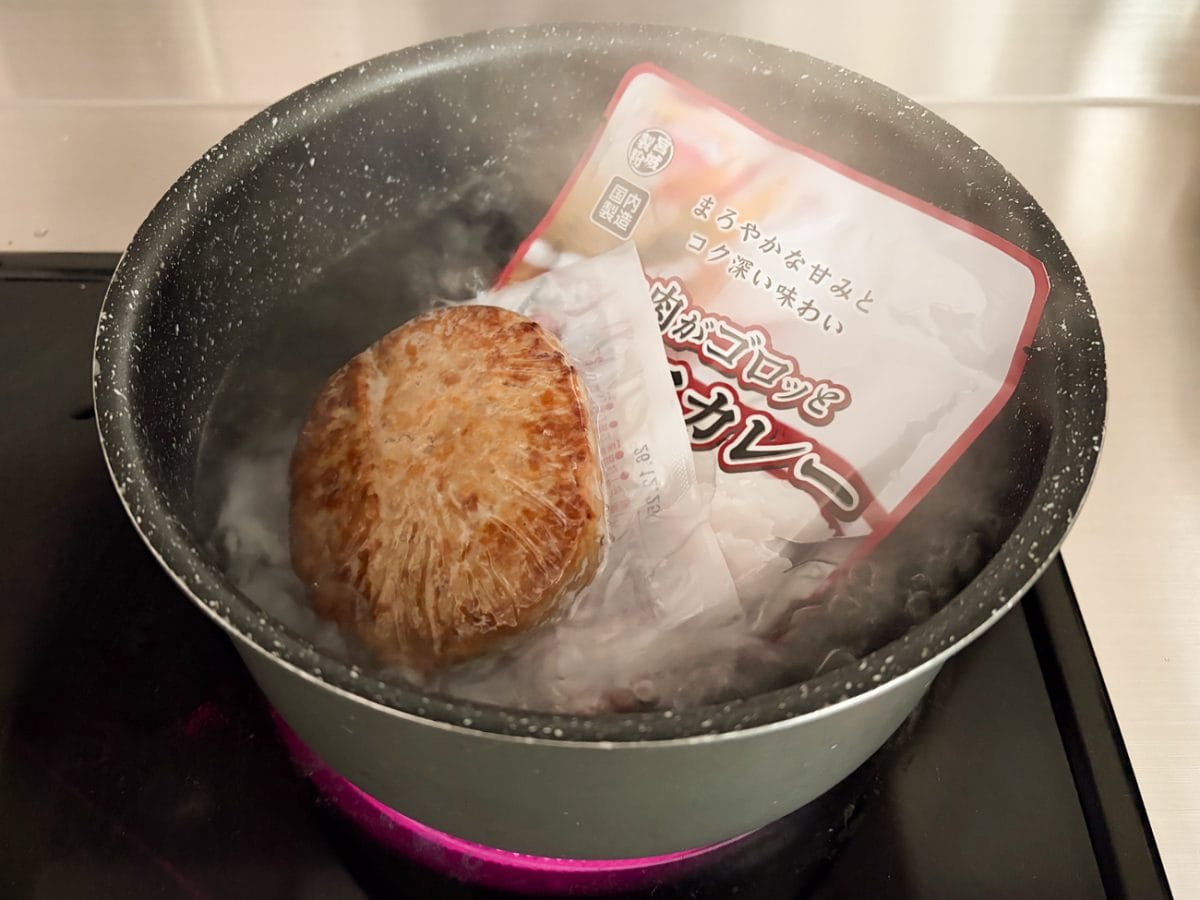 レトルトカレーを湯せんするのだから、ついでにレトルトハンバーグも一緒に湯せんするのってありですよね！