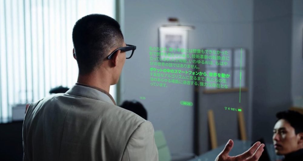 レンズに原稿を投影するだけでなく、相手が話した音声をすかさず議事録化し、しかも89言語リアルタイム翻訳できるから相手がどこの国の人であろうと理解できる。普通のメガネに見えて、天才メガネなのです