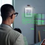 レンズに原稿を投影するだけでなく、相手が話した音声をすかさず議事録化し、しかも89言語リアルタイム翻訳できるから相手がどこの国の人であろうと理解できる。普通のメガネに見えて、天才メガネなのです