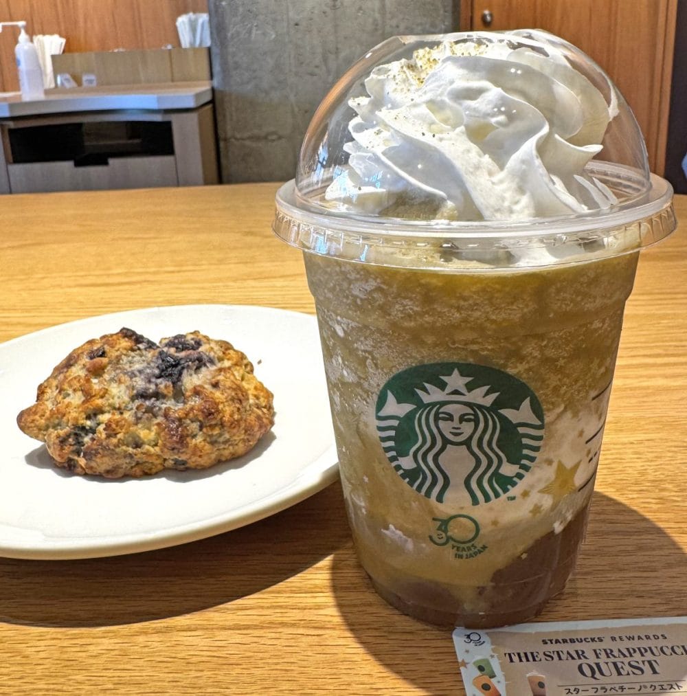 「THE フラペチーノ of 加賀 棒ほうじ茶」と「ブルーベリースコーン」