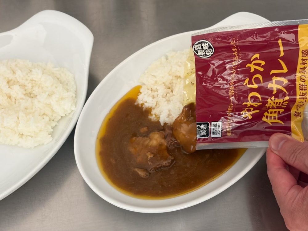 ライスに「やわらか角煮カレー」をかければ、それだけでおいしいメニューが完成