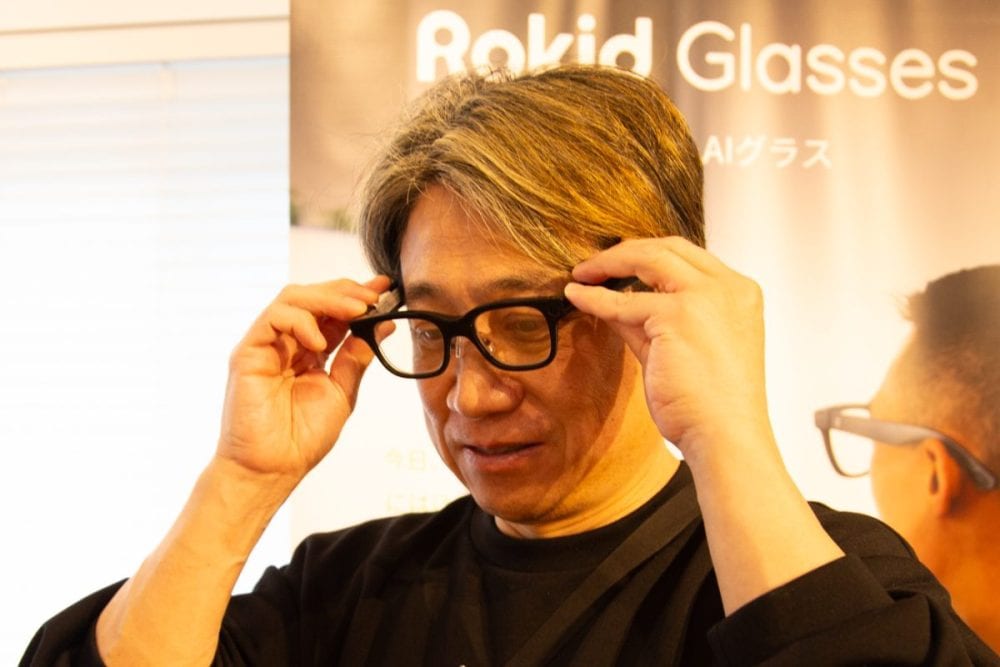 メガネをかけただけで、89言語リアルタイム翻訳×会議スピーチ×議事録まとめなど仕事を完璧にこなすキレ者になれる！