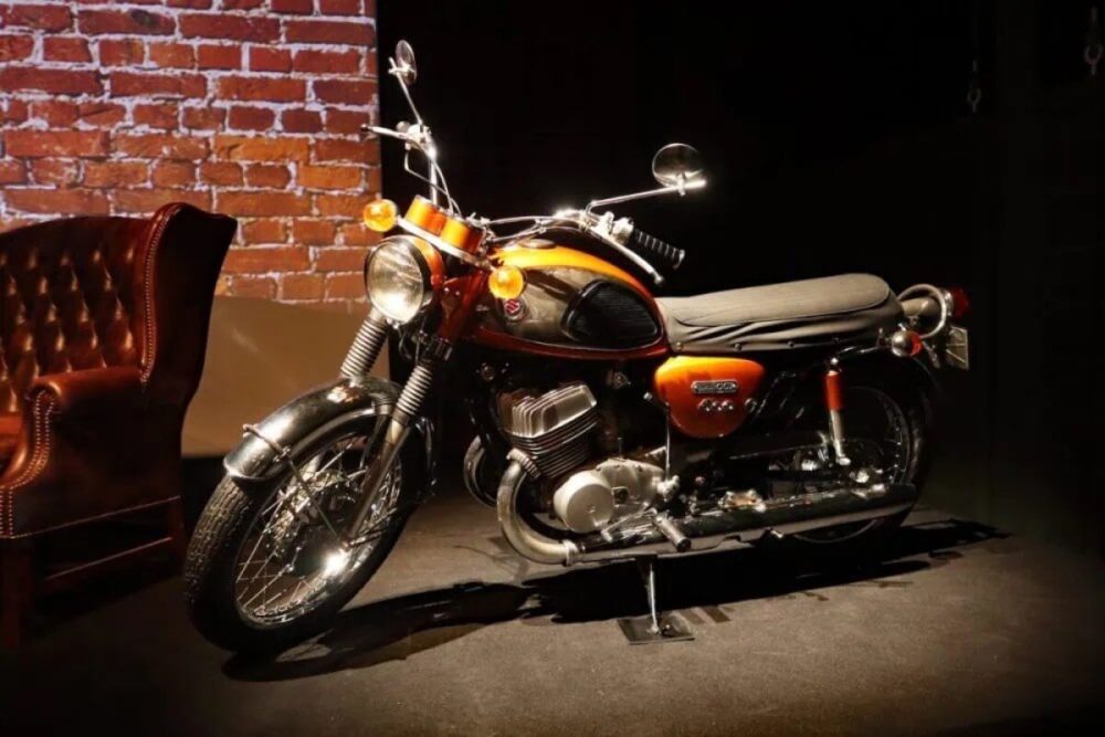 第2位　【初速で受注1000台超え】スズキの新型「GSX-8T / 8TT」が大ヒット。イタリアンデザインと最新装備の融合がたまらない