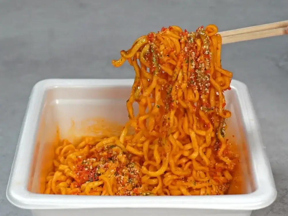 第2位　【激うま！カップ焼きそば】ピザハットに男梅まで!? “完成度高すぎコラボ”最新ベスト3「1位はホンモノすぎて脳バグるマルゲリータ」
