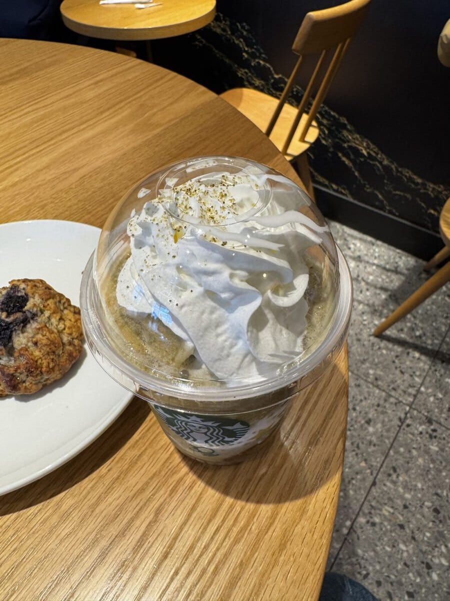 「THE フラペチーノ of 加賀 棒ほうじ茶」のトップには加賀棒茶のパウダー
