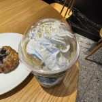 「THE フラペチーノ of 加賀 棒ほうじ茶」のトップには加賀棒茶のパウダー